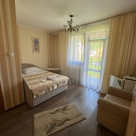 сонячна перлина Otel Polyana (Transcarpathia)